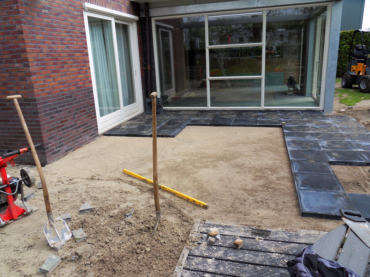 aanleg terras surhuisterveen