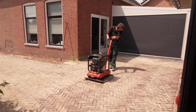 Tuinrenovatie Drogeham, aftrillen bestrating