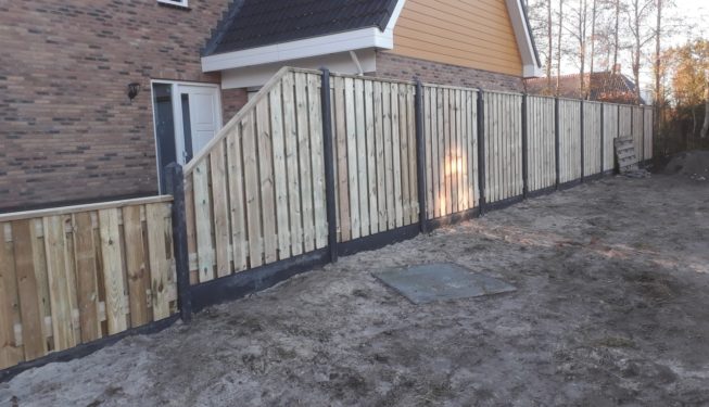 Hout/betonsysteem schutting