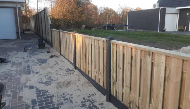 Hout BetonSchutting