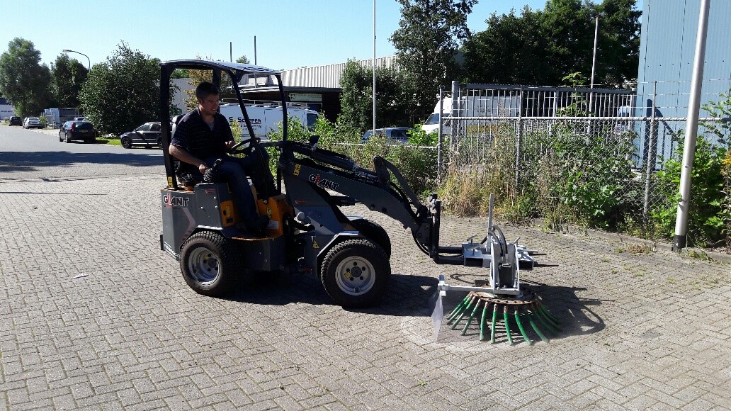 Giant minishovel, onkruid borstelen
