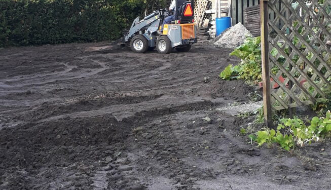 Tuinrenovatie Groningen, egaliseren met mini shovel