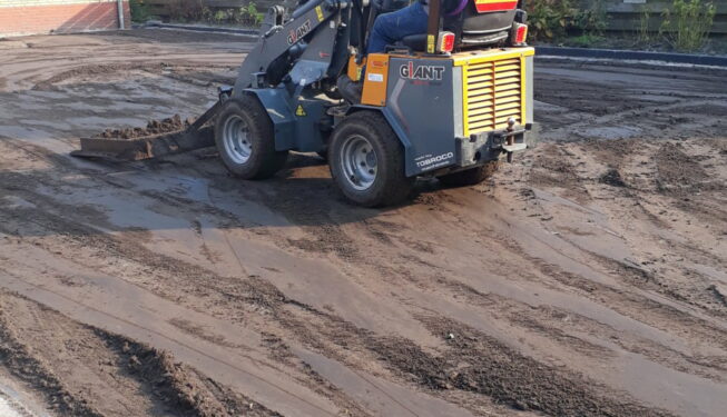 Tuinrenovatie Groningen, egaliseren met mini shovel