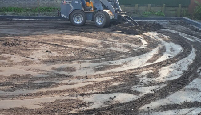 Tuinrenovatie Groningen, egaliseren met mini shovel