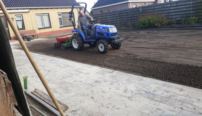 Tuinrenovatie Groningen, inzaaien met minitractor